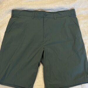 Eddie Bauer Men's Dark Green Flat Front Shorts size 40Tall